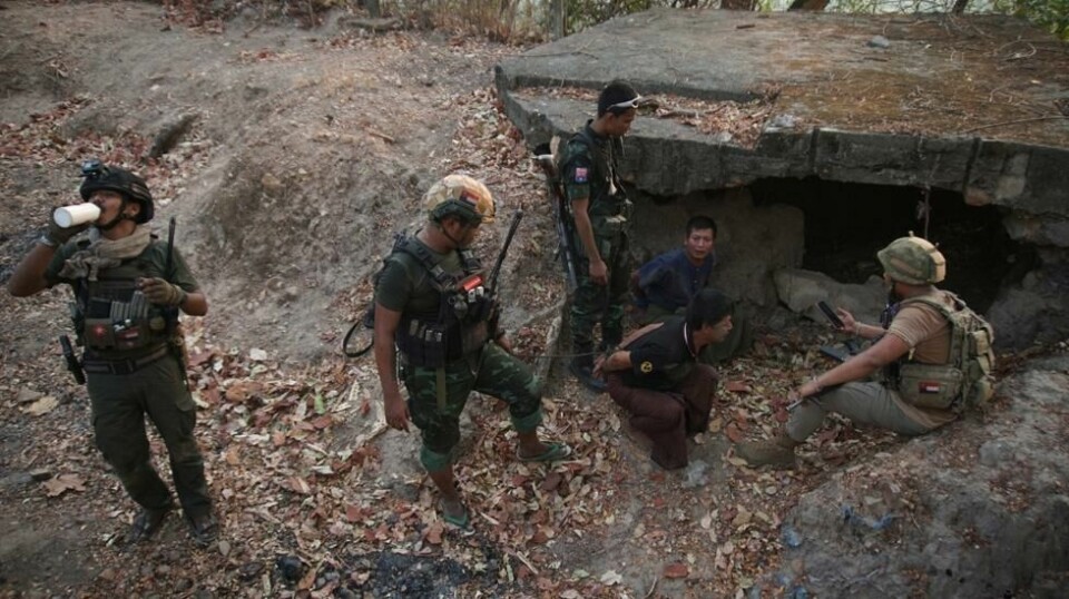 Karenfolkets nasjonale frigjøringshær (KNLA) kontrollerer store områder i Myanmar langs grensa mot Thailand. På dette bildet fra mars forhører soldater fra KNLA to regjeringssoldater som er tatt til fange. Foto: AP / NTB