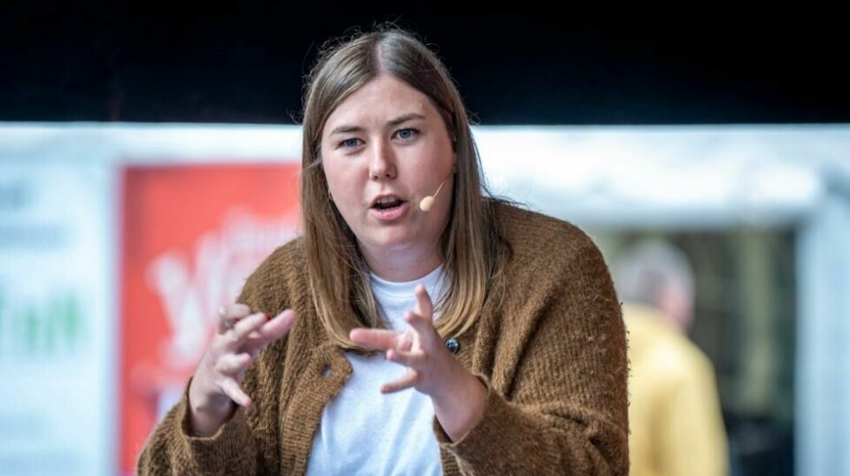 AUF-leder Astrid Hoem kommenterer LO-leder Peggy Hessen Følsvik og NHO-direktør Ole Erik Almlid (ikke i bildet) som møtes til debatt under Arendalsuka.