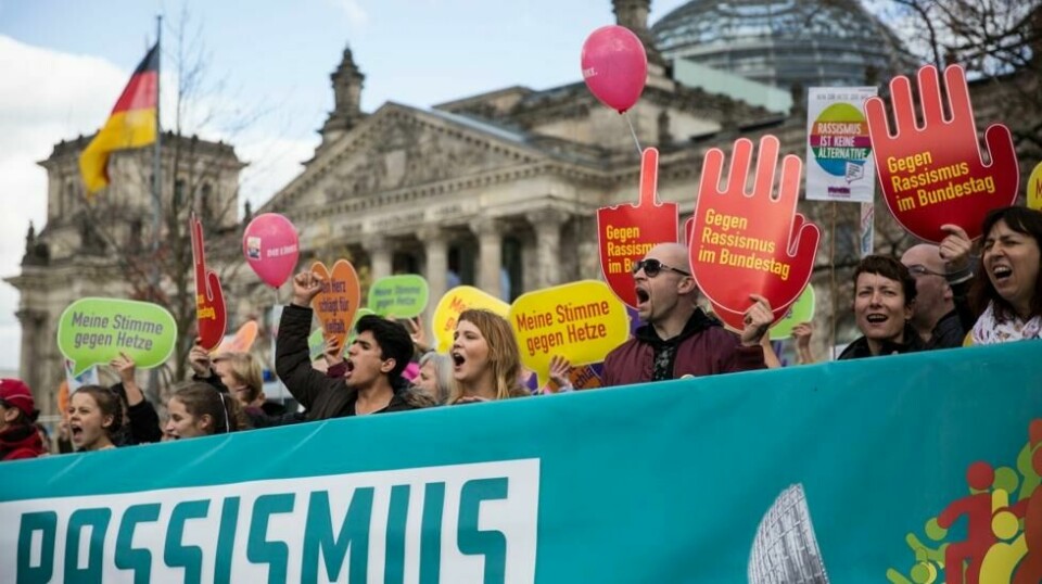 Mer enn 10.000 demonstranter protesterte mot 'hat og rasisme' i Berlin søndag.