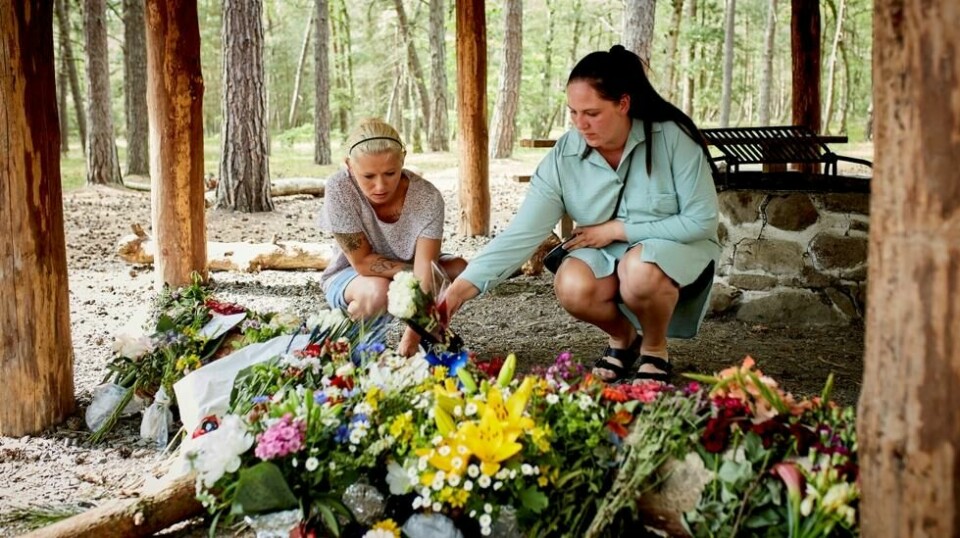 Michella og Bella kjente mannen som ble drept på Bornholm i Danmark i juni. De har kommet for å legge blomster på leirplassen hvor drapet skjedde.