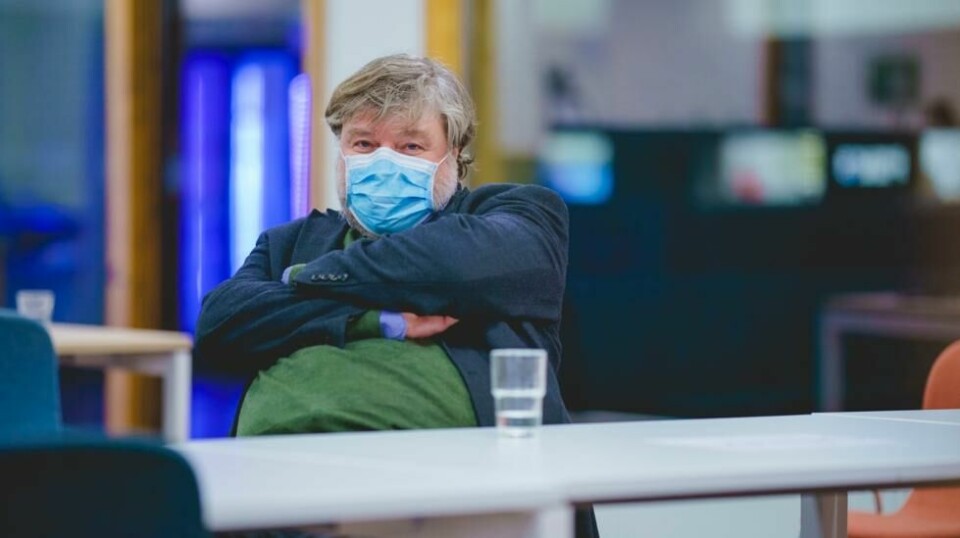 En kvinne i 30-årene døde av hjerneblødning ti dager etter at hun ble vaksinert med coronavaksinen til AstraZeneca. Medisinsk fagdirektør Steinar Madsen sier Legemiddelverket ser alvorlig på hendelsen. Foto: Stian Lysberg Solum / NTB