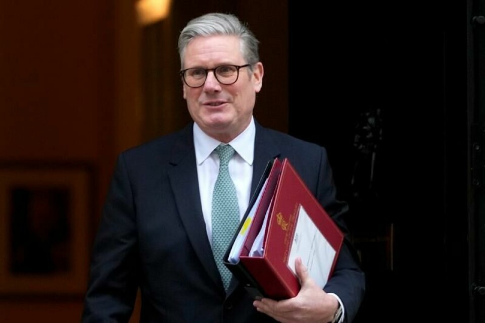 Storbritannias statsminister Keir Starmer skal ikke til Trumps innsettelse mandag. Det skal Nigel Farage.