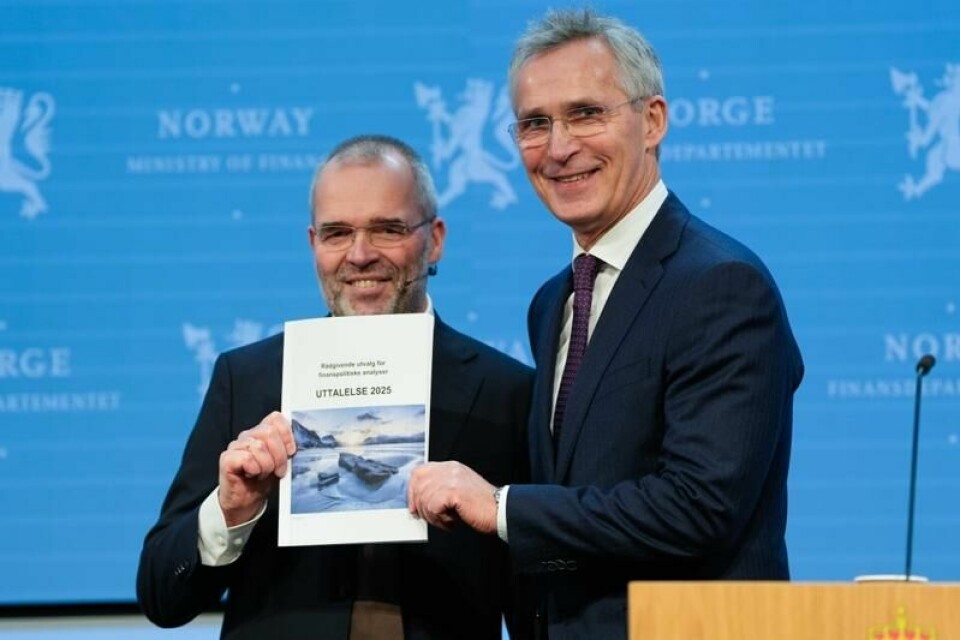 Professor Ragnar Torvik overleverer en rapport fra Finanspolitikkutvaleget til finansminister Jens Stoltenberg (Ap).