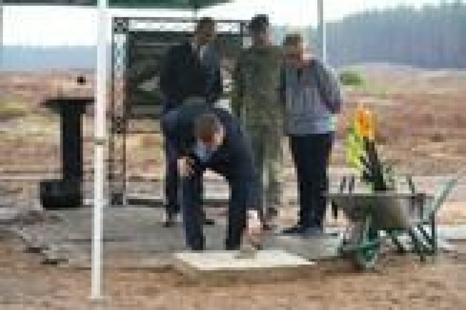 Litauens forsvarsminister, Laurynas Kasciunas, legger ned en symbolsk tidskapsel på byggeplassen til den nye tyske hærbasen i Rudninkai, Litauen, 19. august 2024. Litauens forsvarsminister, Laurynas Kasciunas, legger ned en symbolsk tidskapsel på byggeplassen til den nye tyske hærbasen i Rudninkai, Litauen, 19. august 2024. Foto: Janis Laizans / Reuters / NTB