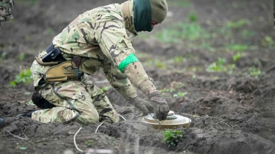 Flere Nato-land åpner for å bruke landminer, i strid med den internasjonale minekonvensjonen som forbyr bruk av slike våpen. Utenriksminister Espen Barth Eide advarer og minner om at miner fortsetter å drepe lenge etter at kriger og konflikter er over.