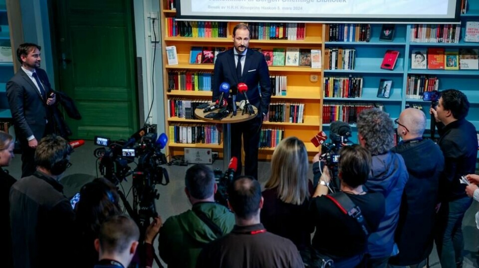 Kronprins Haakon ga tirsdag en oppdatering om kongens helse til pressen på Bergen offentlige bibliotek. Foto: Silje Katrine Robinson / NTB