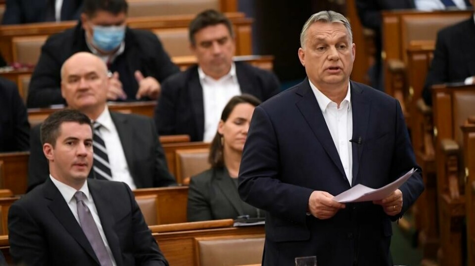 VIKTOR ORBÁN: Her holder han tale til parlamentet i Budapest 23. august og forsikrer at de når som helst kan trekke tilbake fullmakten i regjeringens unntakslov.