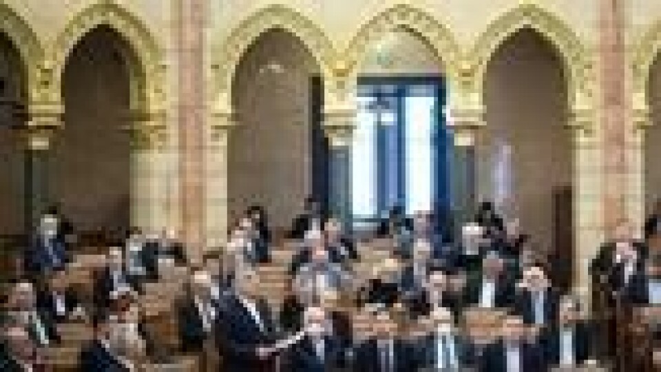I PARLAMENTET: Viktor Orbán forsikrer om nasjonalforsamlingens makt, men møter stor mistro hos opposisjonen og i utlandet. I PARLAMENTET: Viktor Orbán forsikrer om nasjonalforsamlingens makt, men møter stor mistro hos opposisjonen og i utlandet. Foto: Orbáns facebookside