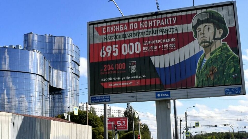 En reklameplakat for leiesoldatarbeid for hovedkvarteret til Wagner-gruppen i St. Petersburg. Illustrasjonsfoto.