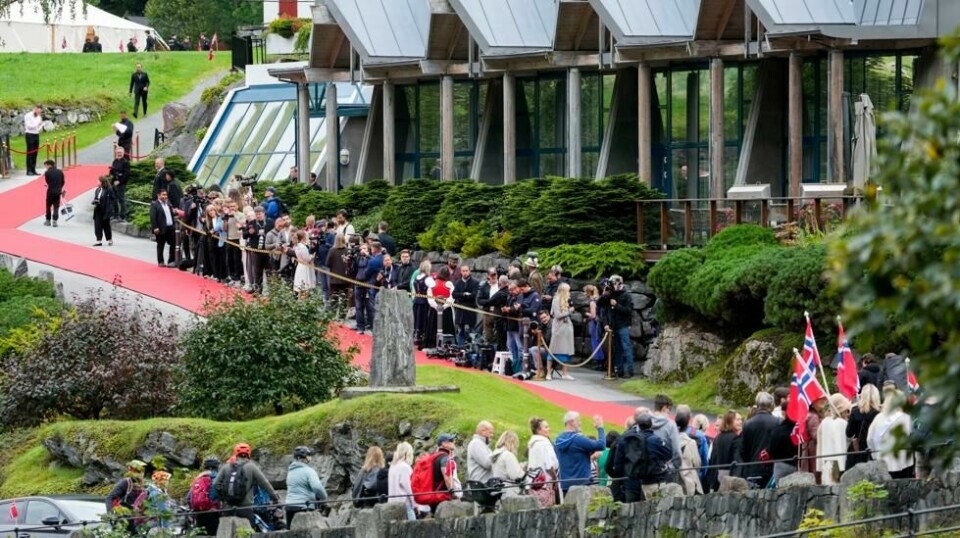 Presse er klare for at gjestene skal komme på den røde løperen på Vinjevollen i Geiranger før vielsen til prinsesse Märtha Louise og Durek Verrett lørdag. Foto: Heiko Junge / NTB