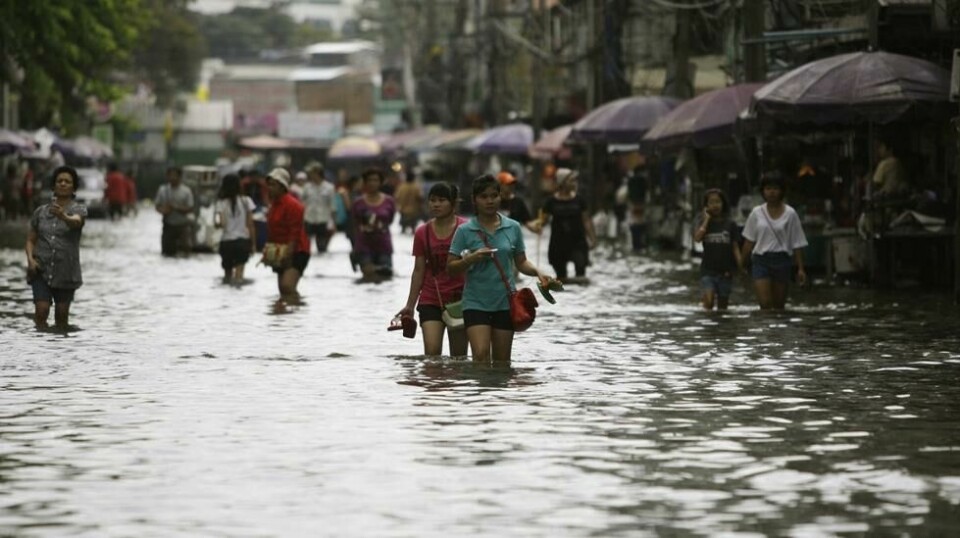 Millionbyen Bangkok ligger mellom en halv og to meter over havet og derfor ekstra sårbar for oversvømmelser. Bildet er fra en voldsom oversvømmelse høsten 2011. Foto: AP / NTB scanpix.