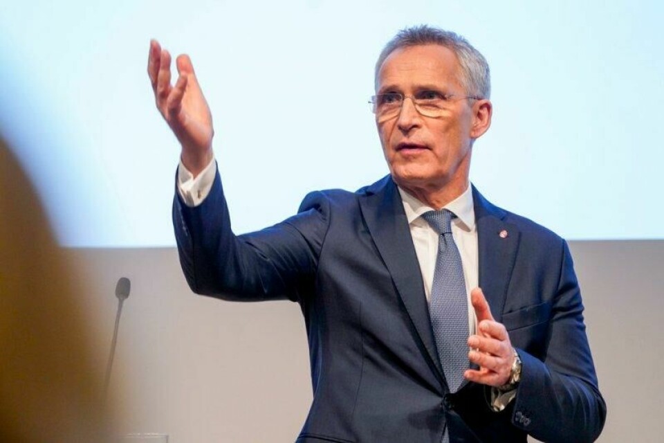 Finansminister Jens Stoltenberg (Ap) bedyrer at den økte støtten til Ukraina ikke vil legge et press på den norske krona.