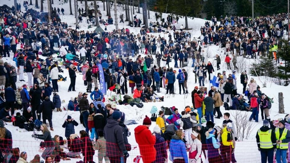 Store folkemengder rundt skisporet under kvinnenes femmil i Holmenkollen lørdag. Foto: Beate Oma Dahle / NTB