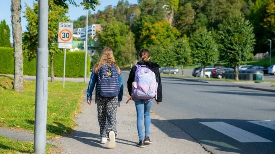 Både skolen og skolehelsetjenesten har et ansvar for oppfølging av bekymringsfullt fravær. Mangel på individdata gjør det vanskelig å vurdere omfanget av fravær og om kommunene gjør nok for å følge opp dette. Det gjør også at det er lite forskningsbasert kunnskap fra Norge om årsaker til fravær og virkninger av tiltak for økt trivsel og tilstedeværelse, skriver innleggsforfatterne.