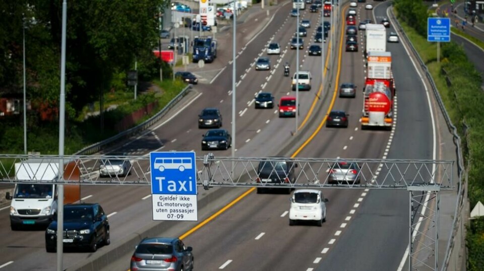 Godstransport burde få benytte seg av kollektivfeltet utenom rushtid, mener NHO. Foto: Heiko Junge / NTB
