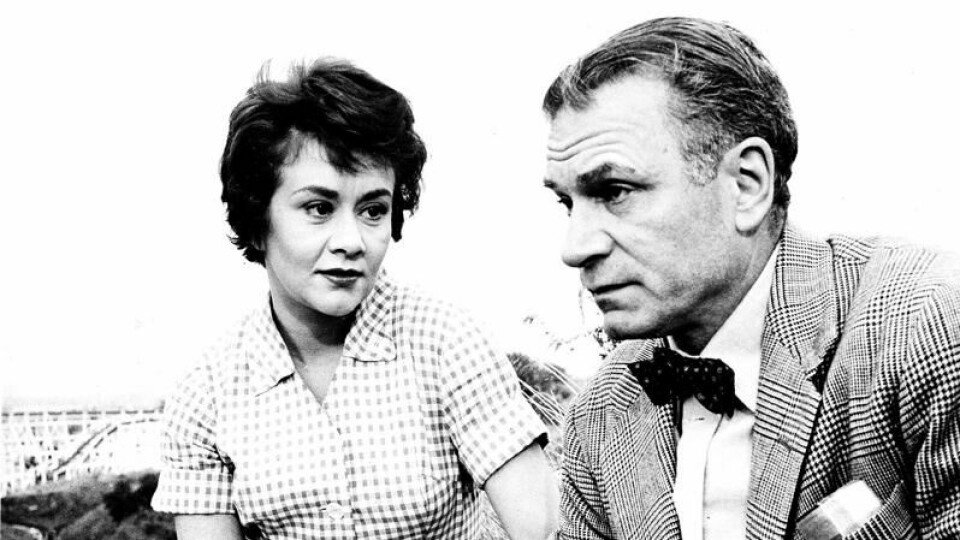 Joan Plowright spilte mot Laurence Olivier (1907–1989) først i teaterstykket «The Entertainer», og så i 1960-filmen av samme navn. Året etter giftet de seg.