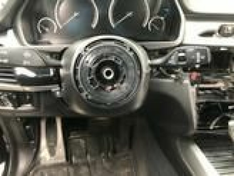 Under et innbrudd i en BMW X5 i Nesbru ble rattet stjålet. Under et innbrudd i en BMW X5 i Nesbru ble rattet stjålet.