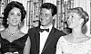 Det ble skandalen som rystet USA: Elizabeth innledet et forhold til Eddie Fisher (midten) som på det tidspunktet var gift med Taylors beste venninne Debbie Reynolds (t.h.). Bildet er tatt i 1958, et år senere ble Fisher Taylors fjerde ektemann. Foto: AP