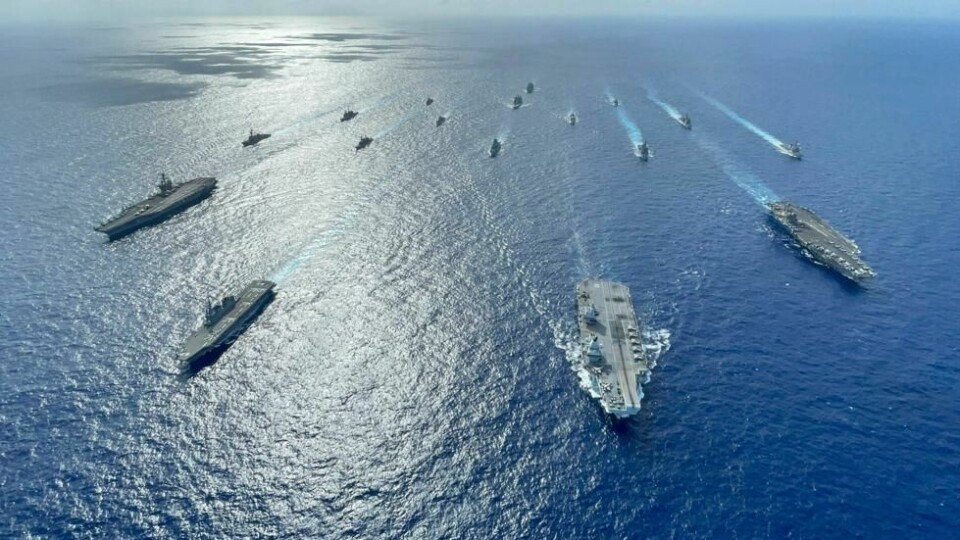 Flyet krasjlandet på USS Carl Vinson, som her er avbildet med HMS Queen Elizabeth, USS Ronald Reagan og skip tilhørende det japanske og det filippinske forsvaret. Flyet krasjlandet på USS Carl Vinson, som her er avbildet med HMS Queen Elizabeth, USS Ronald Reagan og skip tilhørende det japanske og det filippinske forsvaret. Foto: Gray Gibson / U.S. Navy/AP/NTB