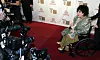 Dame Elizabeth Taylor poserer for fotografene utenfor British Film and Television Academy i Los Angeles i 2005. Foto: AP / Mark J. Terrill