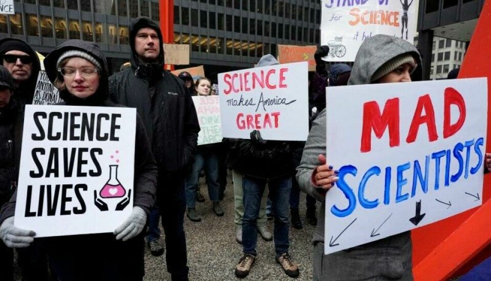 I mars samlet forskere seg i 30 byer i USA for å demonstrere mot Trumps angrep på vitenskapen. Bildet viser demonstranter i Chicago.
