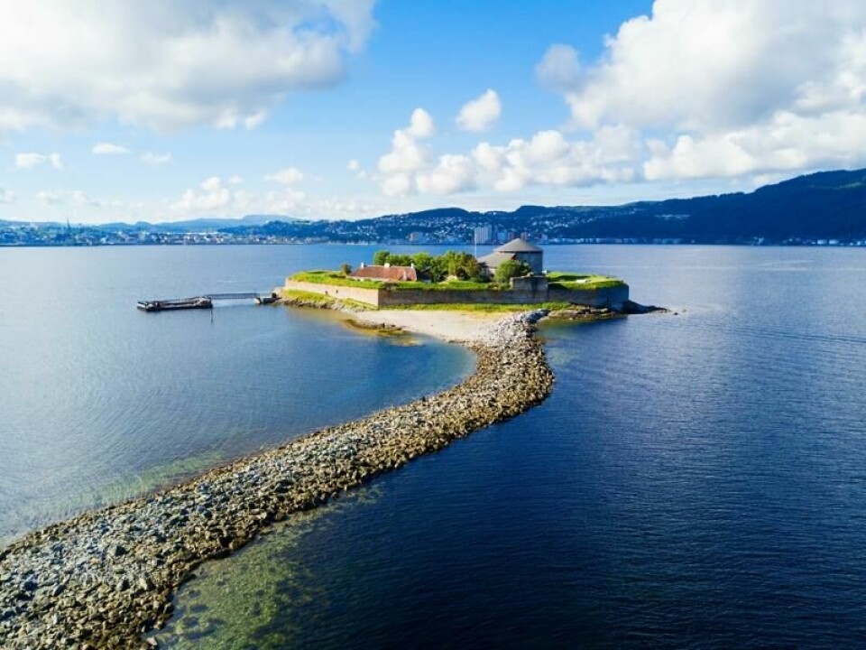 Øya Munkholmen utenfor Trondheim ser kanskje idyllisk ut, men gjemmer på en mørk historie. Øya Munkholmen utenfor Trondheim ser kanskje idyllisk ut, men gjemmer på en mørk historie. Foto: Saiko3p / Shutterstock / NTB