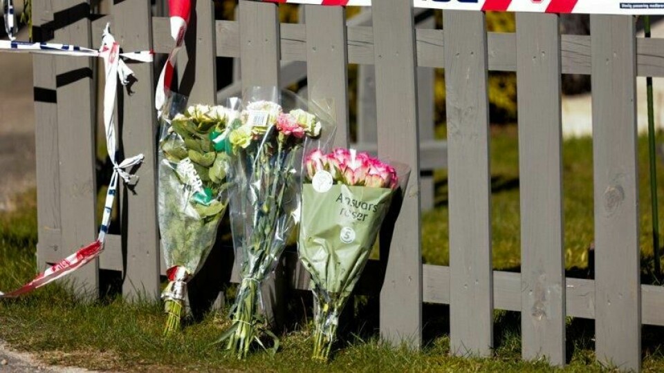 Blomster er lagt ned ved politisperringen etter at to personer ble funnet døde i Lindesnes natt til mandag. Senere på dagen ble også en person funnet død på en parkeringsplass i Mandal.