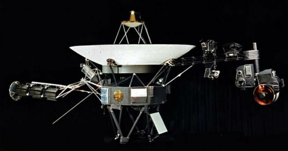En av Voyager-sondene. Legg merke til «den gyldne platen» montert foran. Foto: NASA/JPL En av Voyager-sondene. Legg merke til «den gyldne platen» montert foran. Foto: NASA/JPL