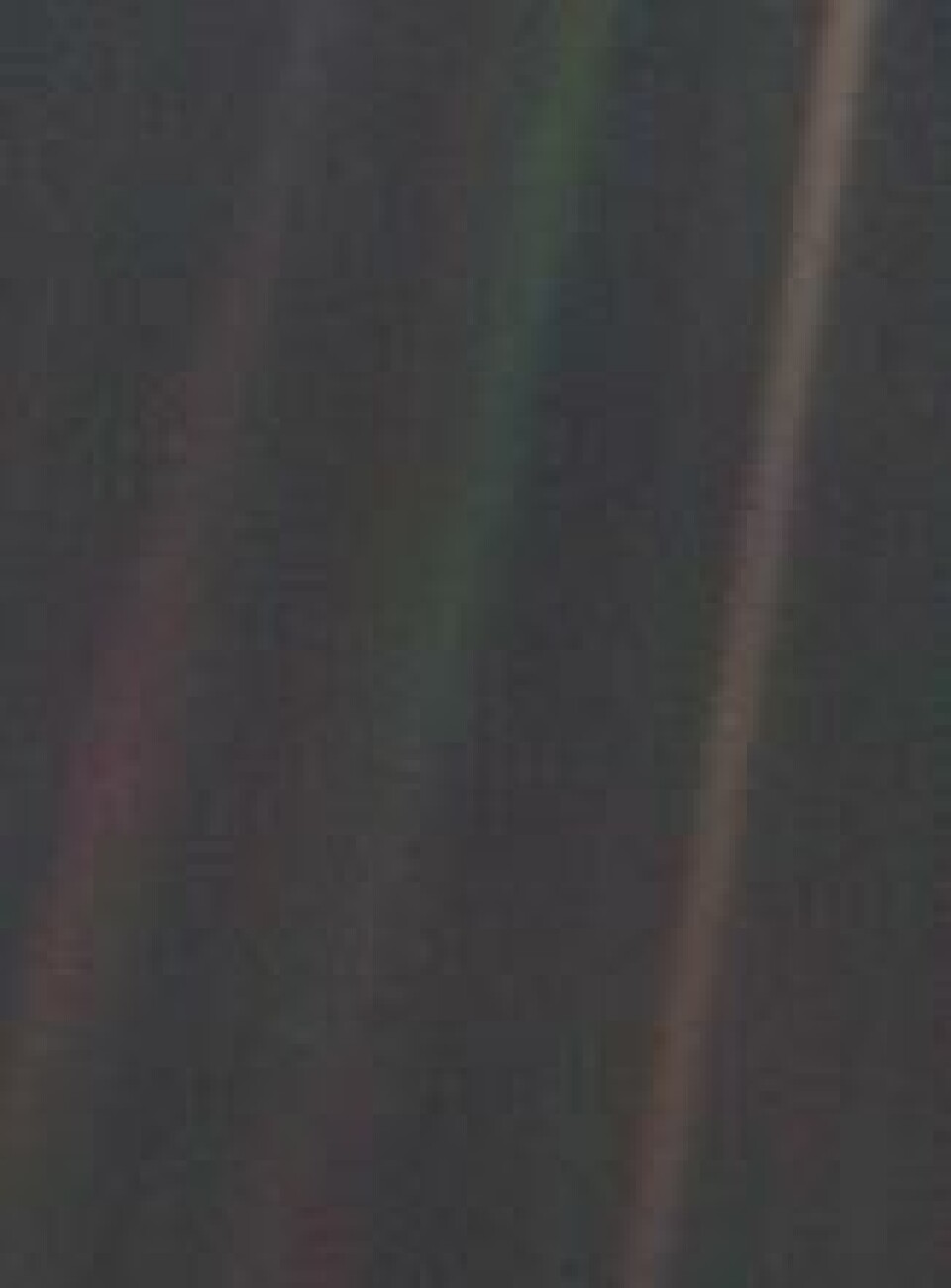 Voyager 1s «Pale Blue Dot»-motiv, tatt 14. februar 1990, 6 milliarder kilometer fra jorden. Jorden er mindre enn en pixelbredde på bildet, en lysere flekk til høyre, i midten. Båndene er skapt av sollys delt i romsondens optikk. Voyager 1s «Pale Blue Dot»-motiv, tatt 14. februar 1990, 6 milliarder kilometer fra jorden. Jorden er mindre enn en pixelbredde på bildet, en lysere flekk til høyre, i midten. Båndene er skapt av sollys delt i romsondens optikk.