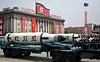 Nordkoreanere viser frem en ubåtmissil under en militærparade. Foto: Wong Maye-e / AP / NTB scanpix