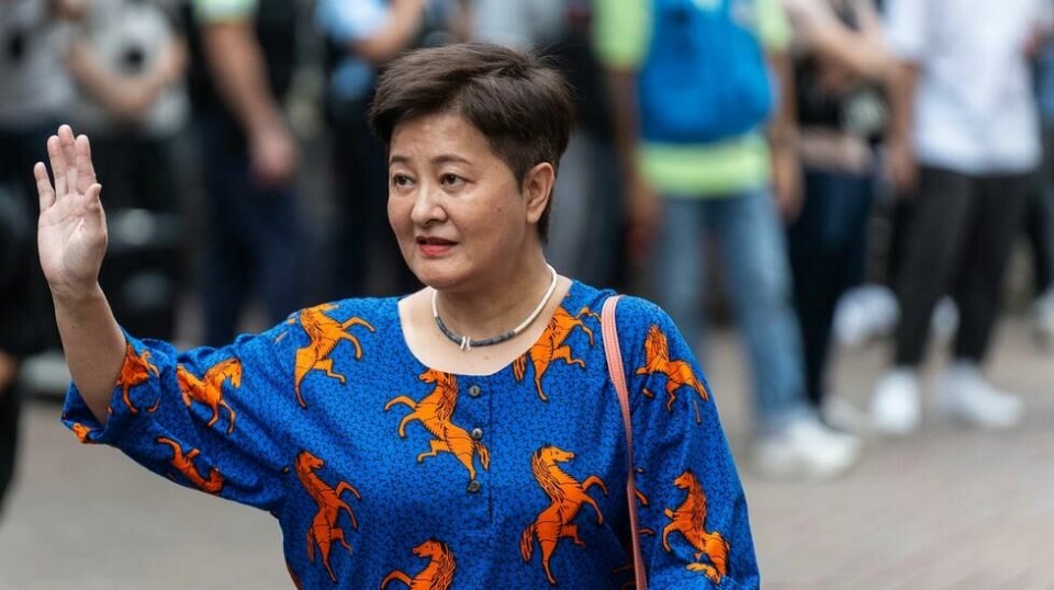 Helena Wong utenfor rettsbygningen i Hongkong før domsavsigelsen. Hun er blant dem som er dømt for brudd på sikkerhetslovene. Foto: Chan Long Hei / AP / NTB