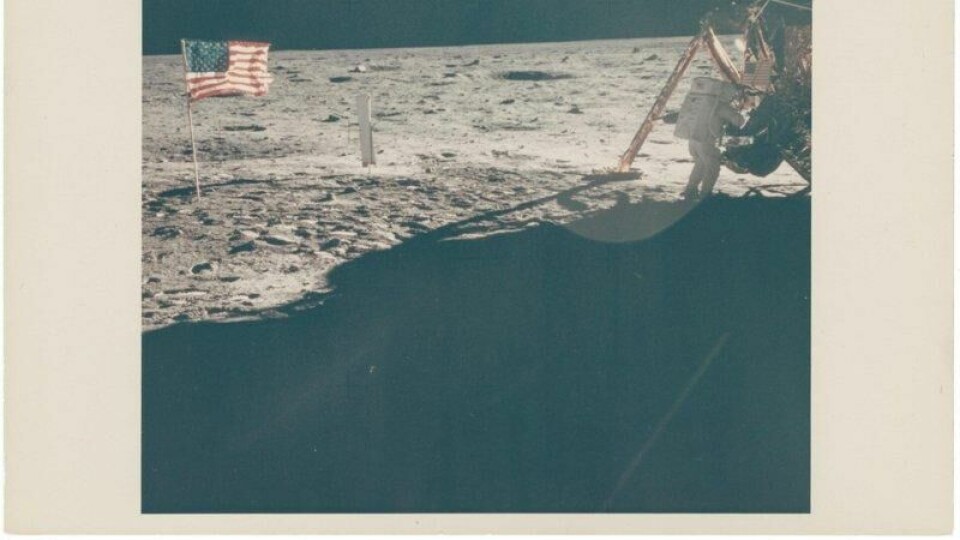 Kan gå for nær 300.000 kroner på auksjon: Det eneste bildet av Neil Armstrong på månen fra Apollo 11.