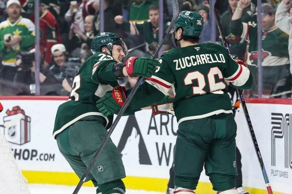 Mats Zuccarello feirer sin scoring sammen med rekkekamerat Marco Rossi i første periode av NHL-kampen mellom Minnesota Wild og Utah Hockey Club fredag.