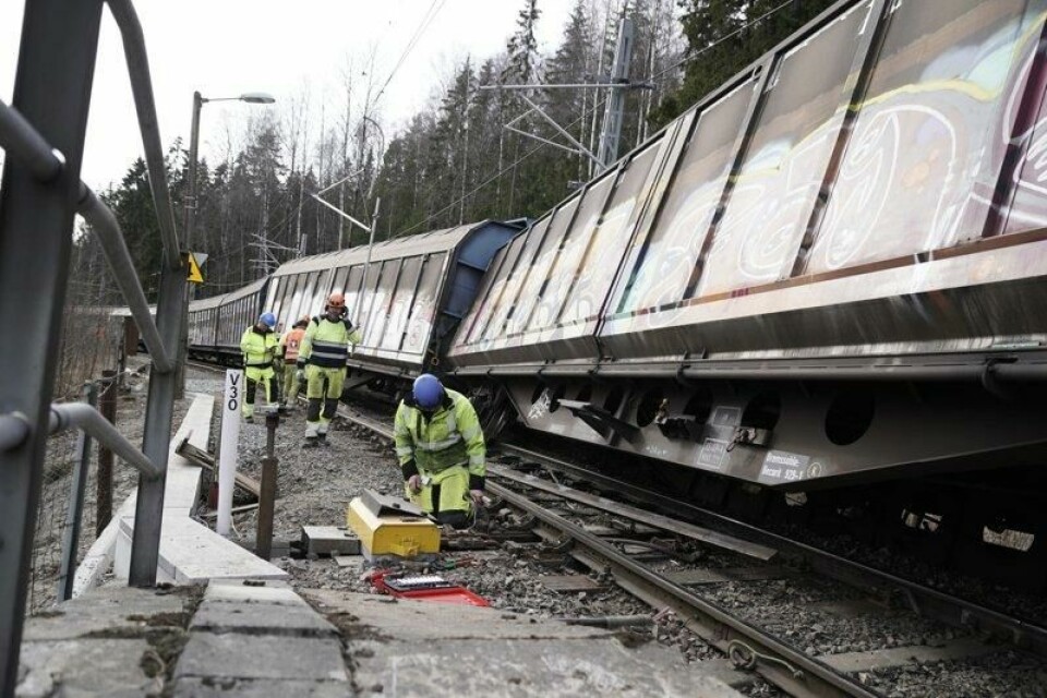 Togtrafikken var stengt ved Hønefoss stasjon etter at to vogner på et godstog sporet av onsdag. Bergingsarbeidet ble langvarig.