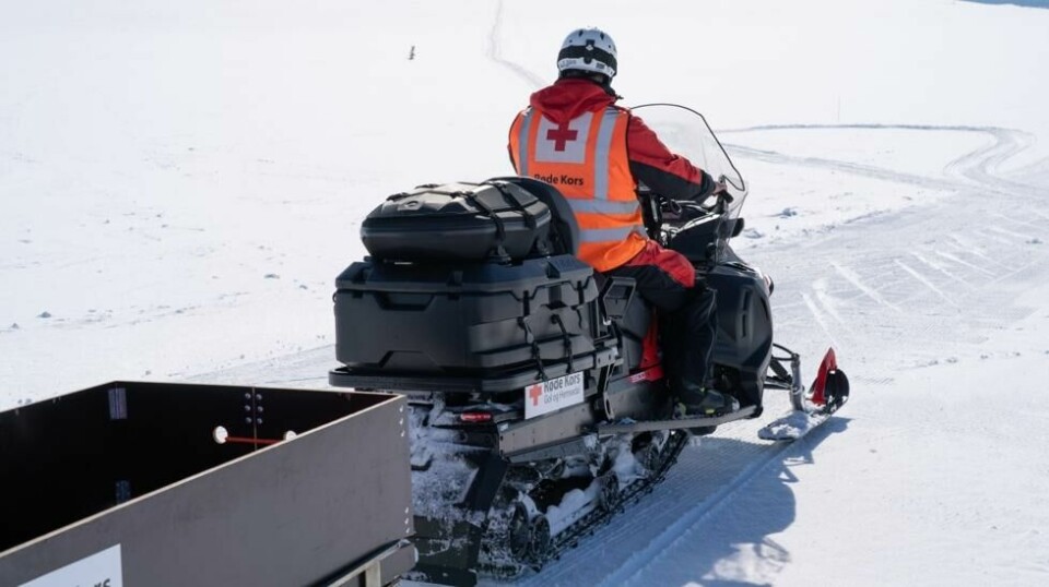 Illustrasjonsfoto Røde kors. En frivillig fra Gol og Hemsedal Røde Kors på snøscooter på Golsfjellet i påsken 2023.