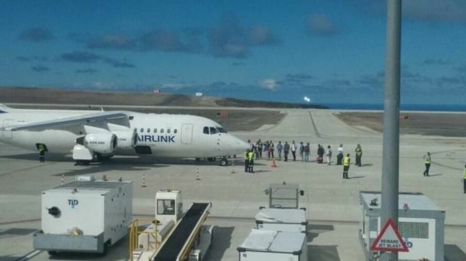 Den kostet rundt tre milliarder kroner og skulle lokke 30.000 turister i året til St. Helena midt ute i det sørlige Atlanterhavet. Først ett år etter har det første passasjerflyet landet. Foto: St. Helena Government.