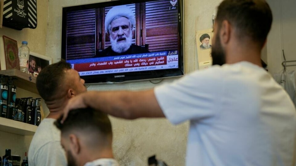 Sheik Naim Qassems tale ble fulgt av flere i Libanon, blant annet i denne frisørsalongen i Beirut. Foto: Bilal Hussein / AP / NTB