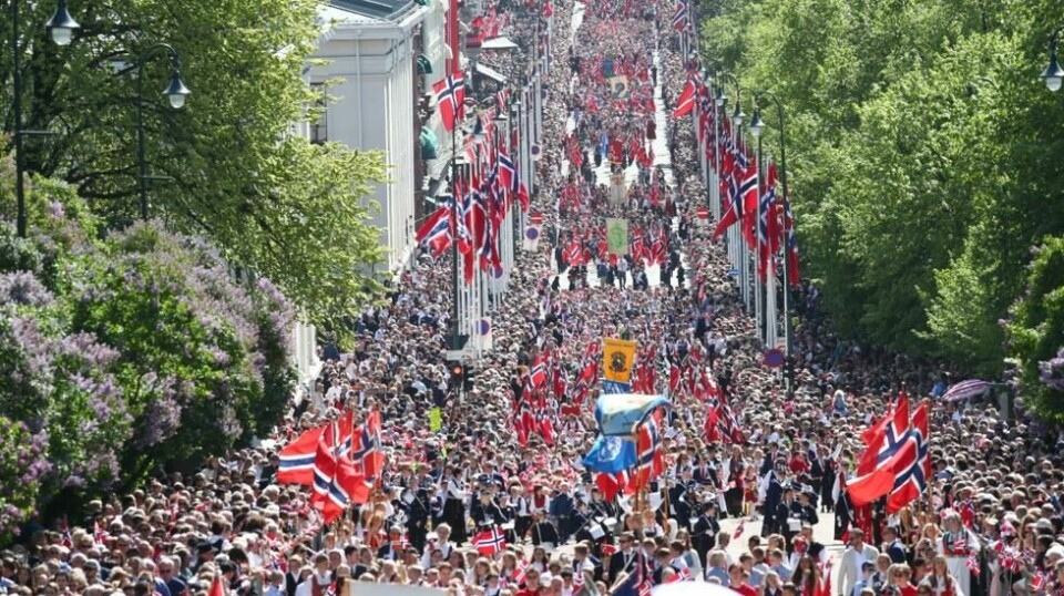 Slik så det ut på 17. mai i Oslo i fjor. Årets feiring blir ganske annerledes.