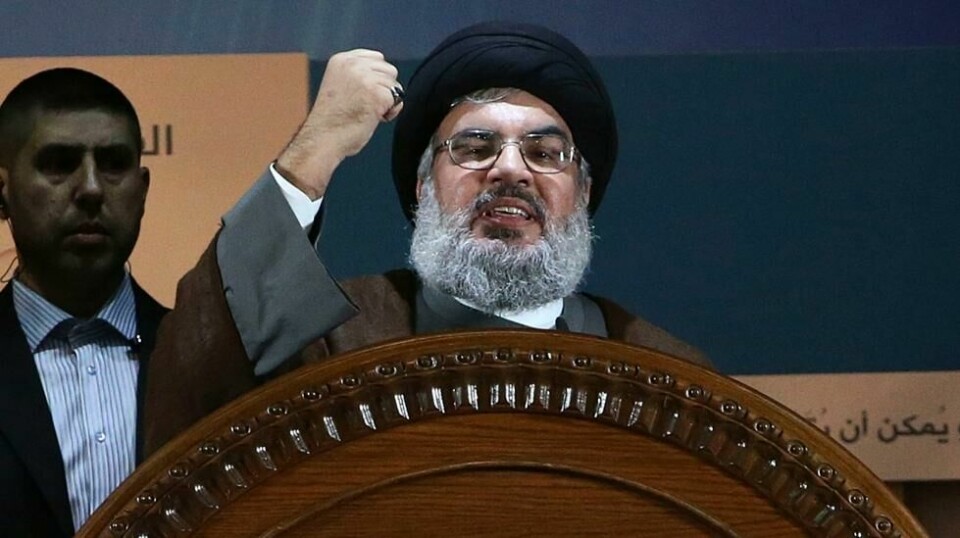 Hizbollah-leder Hassan Nasrallah taler på et folkemøte i Beirut i 2013. Fredag ble han drept i et israelsk angrep sør i Beirut. Foto: Hussein Malla / AP / NTB
