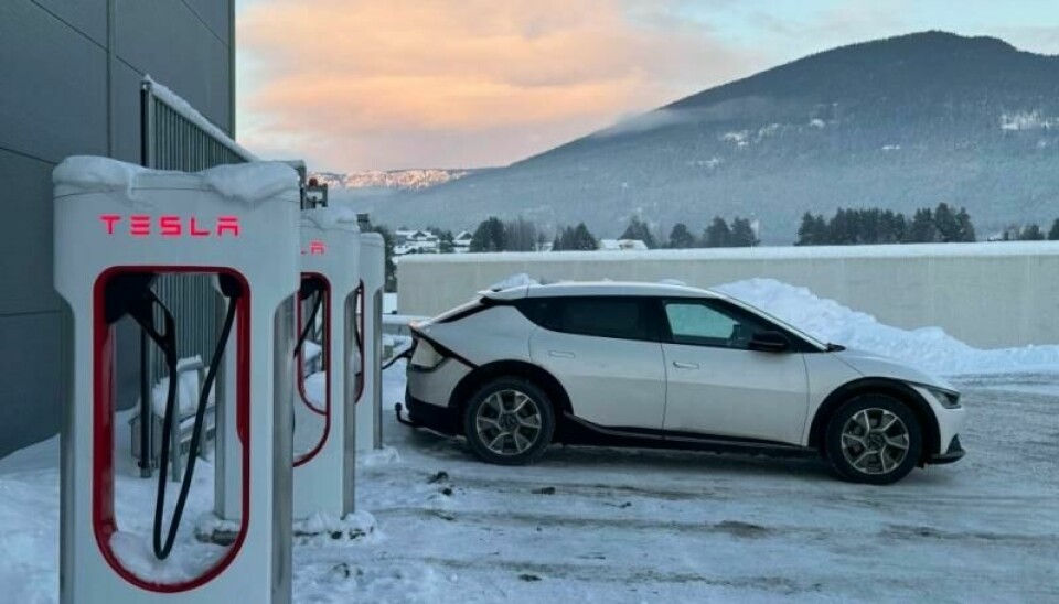 Regjeringens «Norgespris-forslag» om fastpris på strøm gjelder kun privatmarkedet, ikke bedrifter – som for eksempel ladeselskapene. Det kan blant annet påvirke hva det vil koste å lade langs veiene.