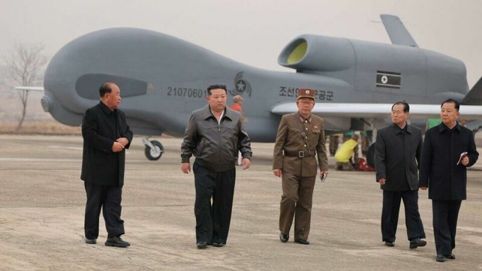 Nord-Koreas leder Kim Jong-un (nummer to fra venstre) foran den nye overvåkingsdronen.