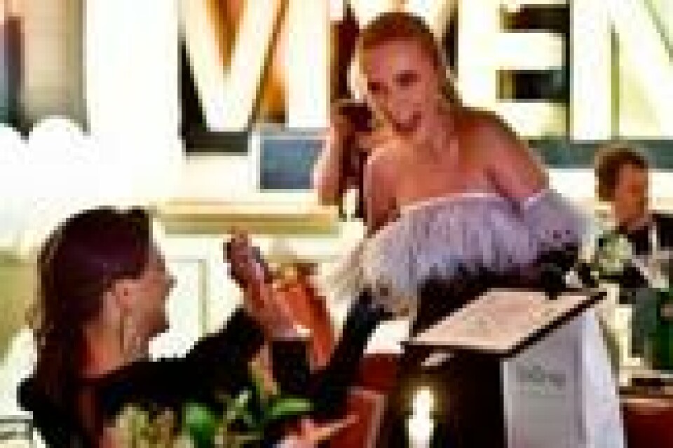Oslo 20211022. Årets influencer: Beauty prisen gikk til Leah Isadora Behn som her blir filmet av sin mor prinsesse Märtha Louise (t.v.) under Vixen awards 2021 på den Gamle Logen Oslo. Oslo 20211022. Årets influencer: Beauty prisen gikk til Leah Isadora Behn som her blir filmet av sin mor prinsesse Märtha Louise (t.v.) under Vixen awards 2021 på den Gamle Logen Oslo. Foto: Naina Helén Jåma / NTB Foto: Naina Helén Jåma / NTB
