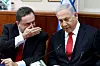 Israels utenriksminister Israel Katz her i samtale med landets statsminister Benjamin Netanyahu. Foto: Gali Tibbon / AFP