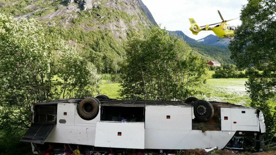 En person er bekreftet omkommet og flere ble skadd da en buss kjørte av veien på Rv 63 ved Gudbrandsjuvet i Valldal lørdag.