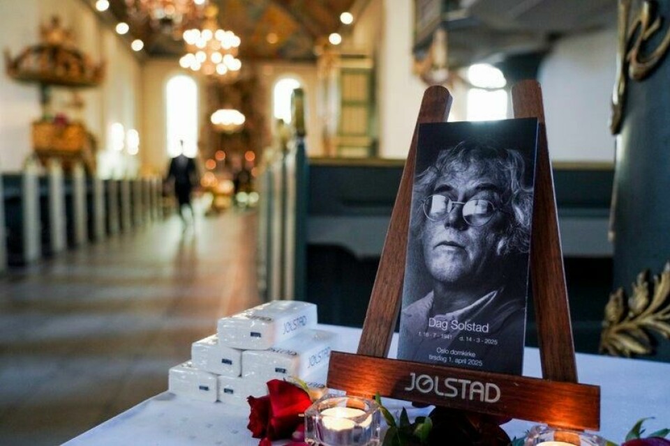 Tirsdag formiddag ble forfatteren Dag Solstad bisatt i Oslo domkirke tirsdag. Han døde 14. mars, 83 år gammel.