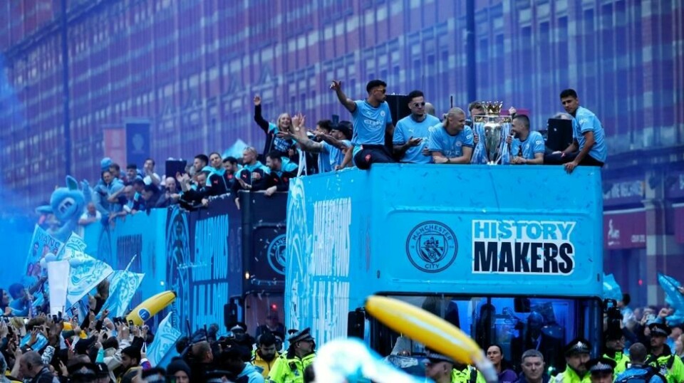 Manchester City hadde søndag seiersparade etter en ny sterk sesong. Nå går klubben i strupen på Premier League og dens økonomiske regler. Foto: Richard Sellers, PA via AP / NTB