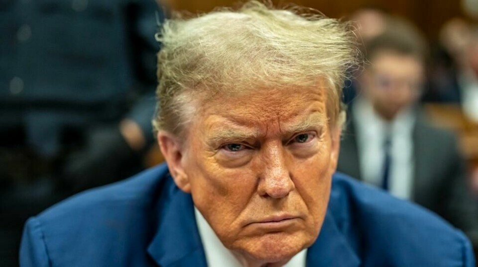USAs tidligere president Donald Trump påstår at FBI fikk myndighet til å bruke dødelig makt mot ham da de ransaket boligen han i 2022. Foto: Mark Peterson / AP / NTB
