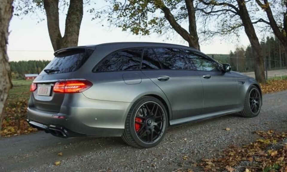 I Norge leveres alle E63-modeller med rikelig utstyr som standard, blant annet: Wide Screen Cockpit, head-up display, 360-kamera, multibeam LED, Burmester surround sound og panorama soltak. Vår testbil er spekket ytterligere. I Norge leveres alle E63-modeller med rikelig utstyr som standard, blant annet: Wide Screen Cockpit, head-up display, 360-kamera, multibeam LED, Burmester surround sound og panorama soltak. Vår testbil er spekket ytterligere.