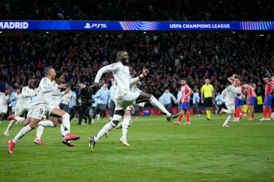 Antonio Rüdiger på jubelløp med glade lagkamerater etter seg. Tyskeren satte inn det avgjørende straffesparket da Real Madrid slo ut Atlético Madrid i mesterligaens åttedelsfinale.