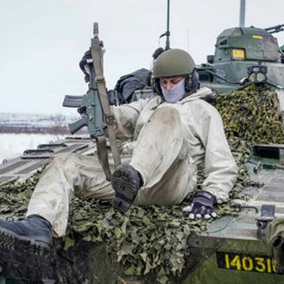 Svenske soldater foran en CV90 stridsvogn på grensen mellom Norge og Finland på en Nato-øvelse tidligere i år. En ny studie viser at forsvarsbudsjettene i Europa øker, men at det er mangler på soldater. Foto: Heiko Junge / NTB